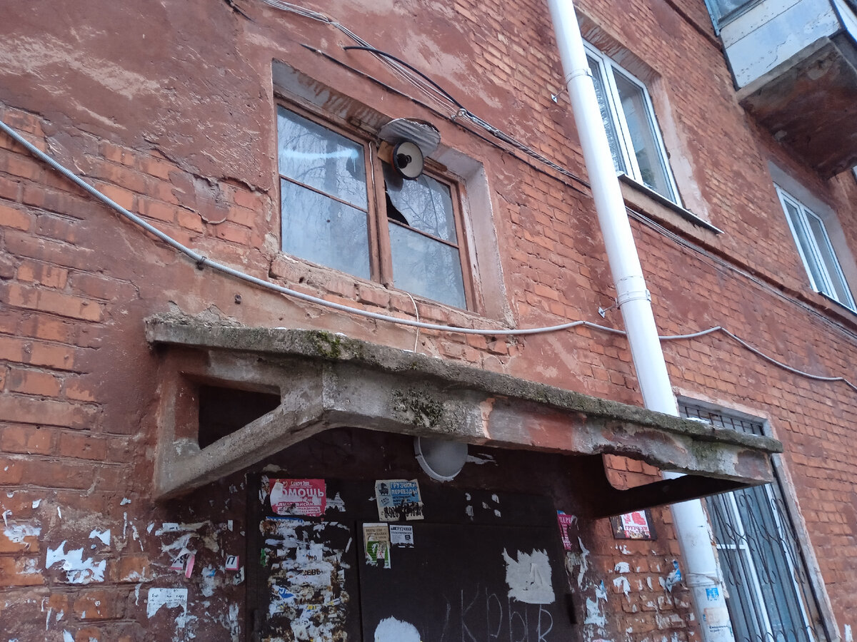 Козырек над входной дверью в подъезд