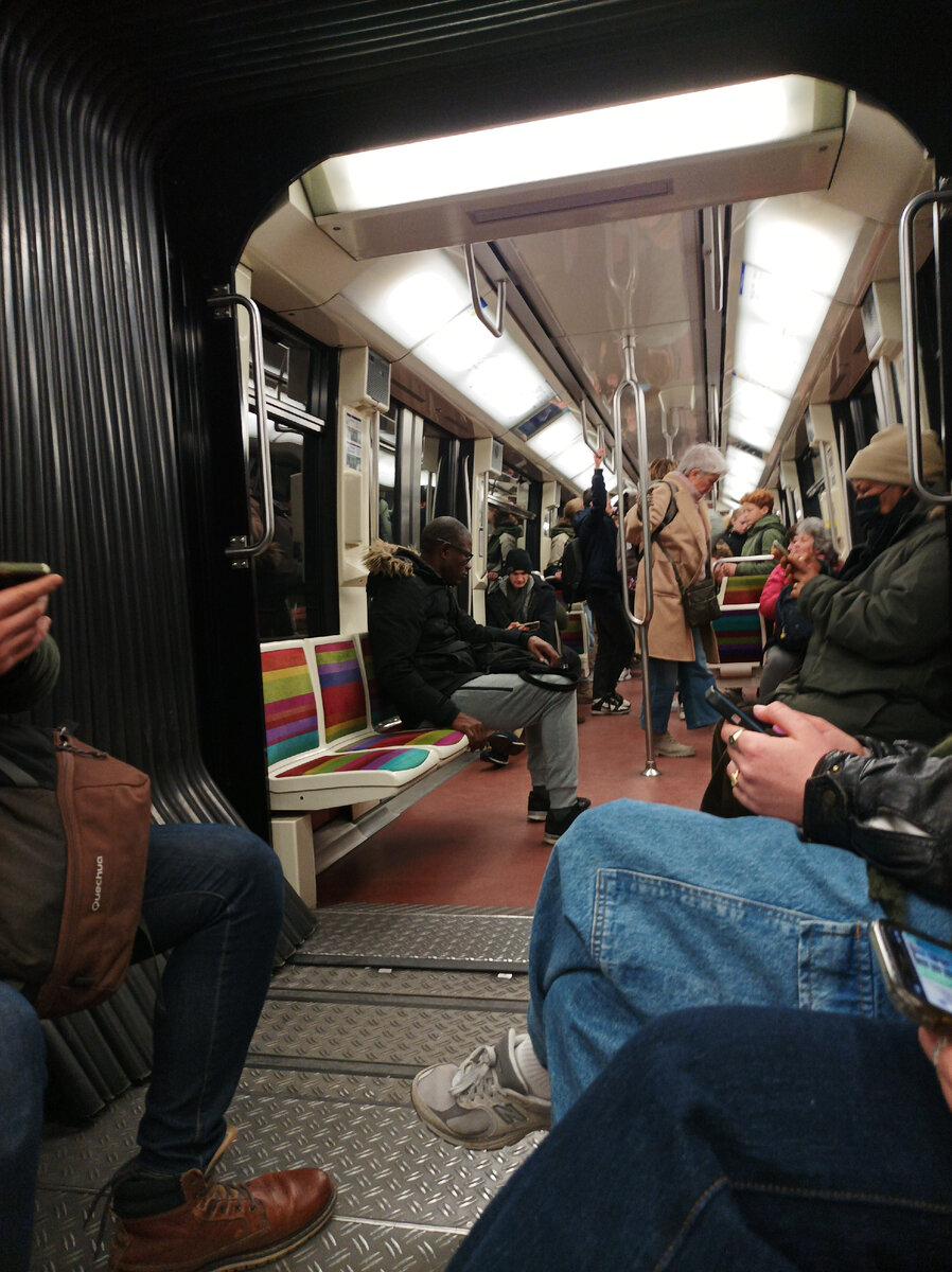 Вагон на 1-ой ветке, которая идёт через все достопримечательности. Обычно тут поплотнее. 