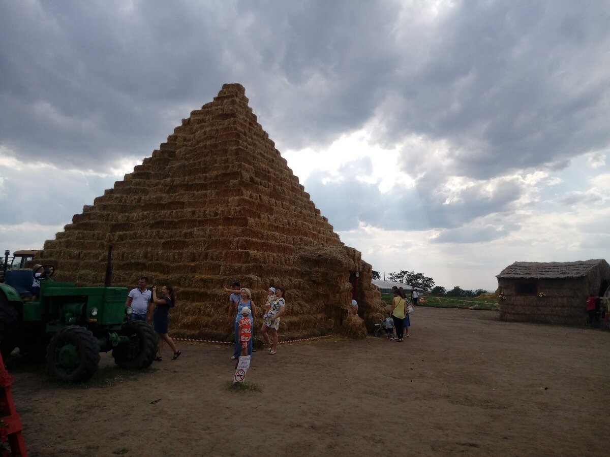 Пирамида из соломы. Личная фотография