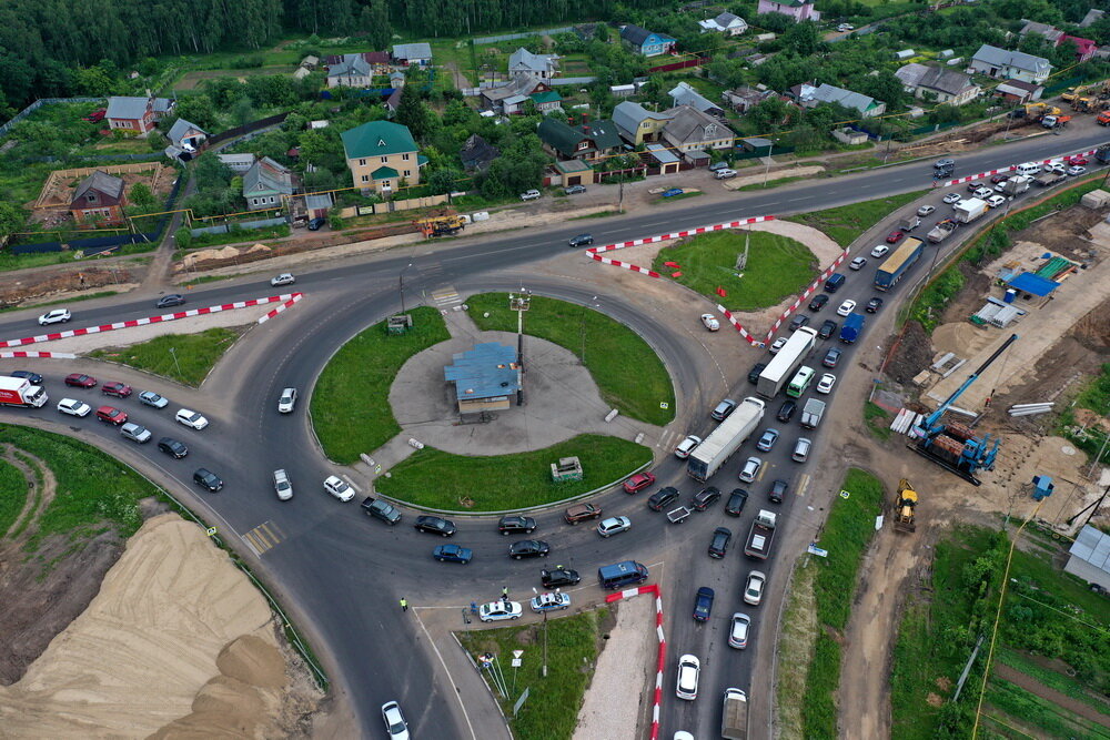 На одном из выездов из Нижнего Новгорода в районе деревни Ольгино, власти задумали делать развязку. Идея, разумеется, благая, но вот как и все в Нижнем Новгороде реализуется через одно место. Работы начали без объявления войны автомобилистам. Для начала оставили по одной полосе для движения в каждую сторону, а после занялись другими делами. Как итог, путь в город, или обратно, в зависимости от времени, занимает теперь пару часов, вместо пары десятков минут. В пробке стоят скорые, автобусы, машины. Даже в районе Щербинок передвигаться сложно. Посмотрим на происходящее сверху?