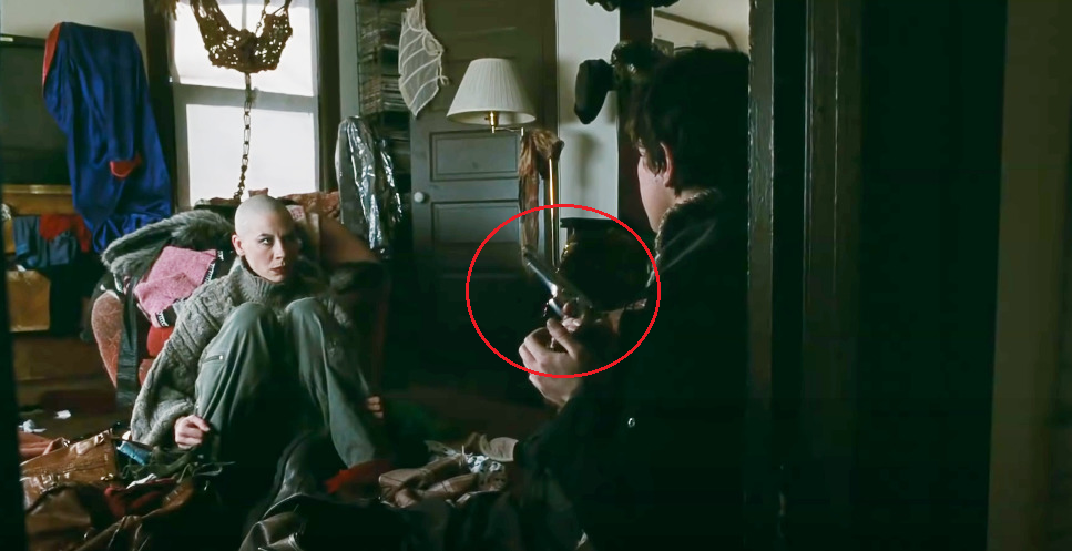 Данила заряжает неизвестный пистолет в фильме