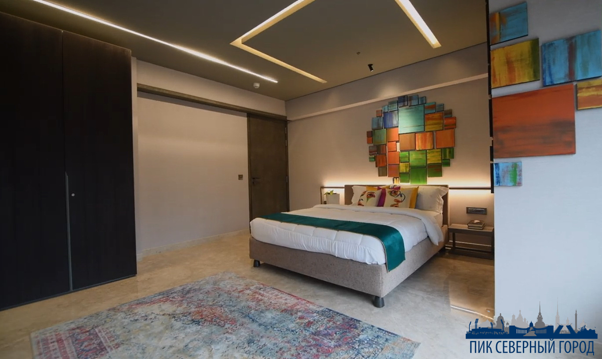 Модернизм - название в полной мере отражает то, что этот стиль интерьера основан на всем современном. Это касается не только технологической стороны, но и самых современных материалов и решений в интерьере. В модернизме преобладает использование предметов и мебели из пластика, стекла любого типа, металла. К этнике стиль «модернизм» никак не относится, поэтому привязать его к какой-либо культуре нельзя. Он полностью отражает только современную эпоху всего мира, то есть, модернизм как стиль интерьера можно назвать интернациональным. Основная идея данного стиля интерьера - многофункциональность и комфорт. Геометрия пространства четко разграничена. Модернизм - тот стиль интерьера, где можно проявить фантазию. Стоит задуматься - заказать дизайн интерьера в Москве, но так же можно попробовать самостоятельно создать интерьер по душе. Приветствуются причудливые формы и рисунки, яркие цвета, но в то же время - простота и минимализм. Стиль интерьера «модернизм» создается так: Стены чаще многоуровневые, созданные при помощи всевозможных панелей, скрытых шкафов, углублений, которые можно использовать для хранения нужных вещей или предметов интерьера. Цветовая гамма - спокойные тона, акцент можно потом расставить при помощи картин, ковра, занавесок, подушек и других аксессуаров. Чаще используется просто окраска стен, иногда - однотонные обои. Материалы для декора - алюминиевые панели, металлическая и пластиковая фурнитура. Потолок также выбирается многоуровневый. Вот, где можно проявить свою фантазию - создать асимметричные фигуры, неровные линии, использовать для декора зеркала или несколько световых источников. Выбор оформления пола зависит от самой комнаты.