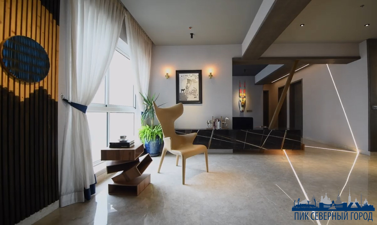 Освещение в стиле «модернизм» должно быть многофункциональным. Обычно это необычные люстры, подвесные светильники. Иногда в качестве основного света выбирают точечные светильники, спрятанные в уровнях потолка, стен, иногда пола. Это может относиться к любому помещению - как к гостиной, так и к ванной комнате. Так как модернизм имеет все-таки «передовой смысл», то стоит сказать и о технической стороне интерьера. В доме стиля «модернизм» техника должна быть последнего поколения, желательно даже использовать систему «умный дом», но это пока относится к разряду «дорогое удовольствие». Модернизм больше подходит людям организованным, подвижным. Если владелец предпочел подобный стиль оформления для своего жилища, ему придется изменить и свой привычный образ жизни - уход от стереотипов, практичное использование пространства, избавление от ненужных вещей.