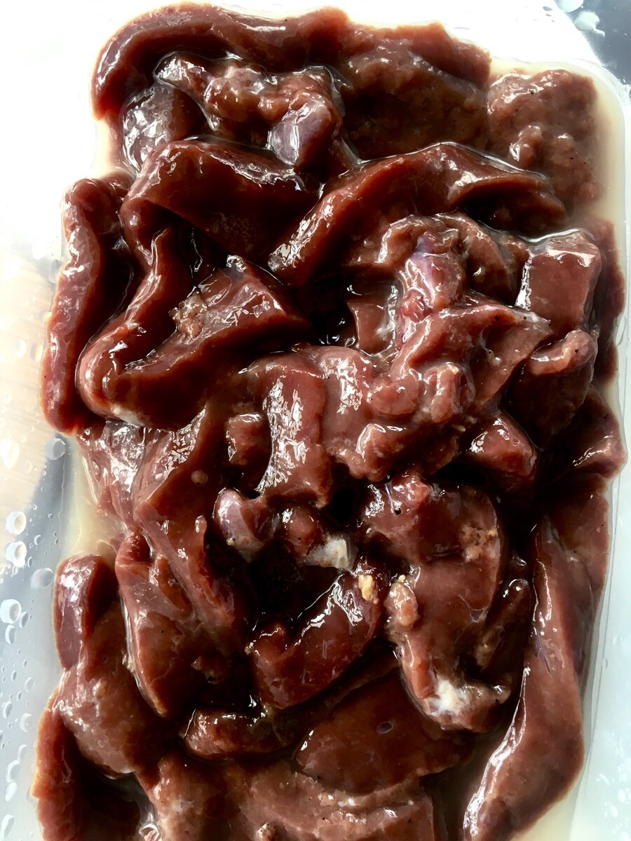 Печень зачистить от плёнок и порезать соломкой. 