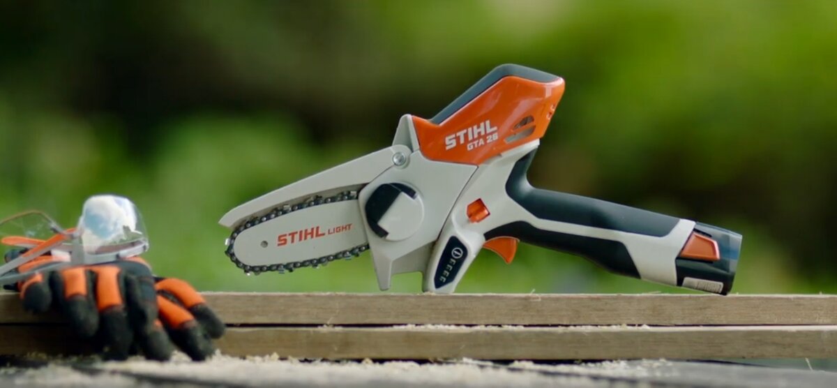 Мини пила stihl. Stihl GTA 26 аккумулятор. Надувная фигура Stihl.