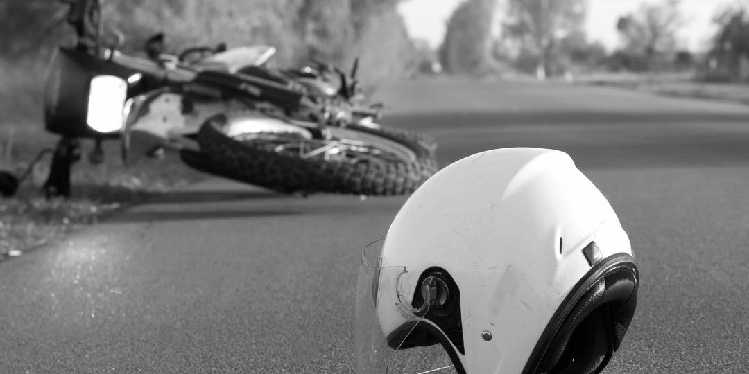 Почему в аварии у мотоциклиста слетает шлем