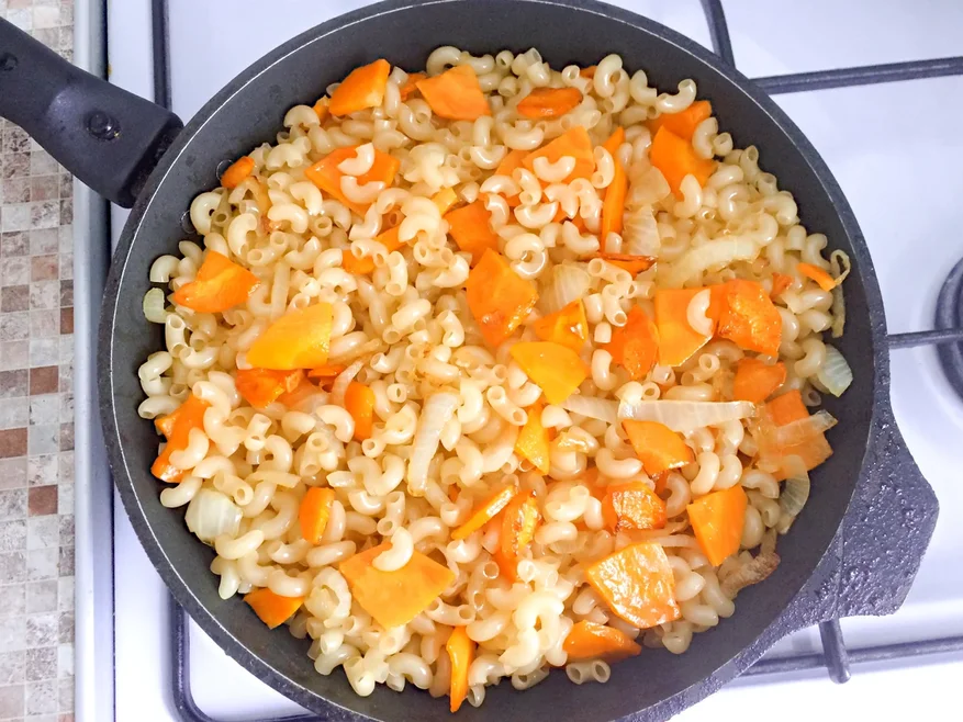 У меня макароны "рожки", но так же можно приготовить и "спиральки" или "перья".