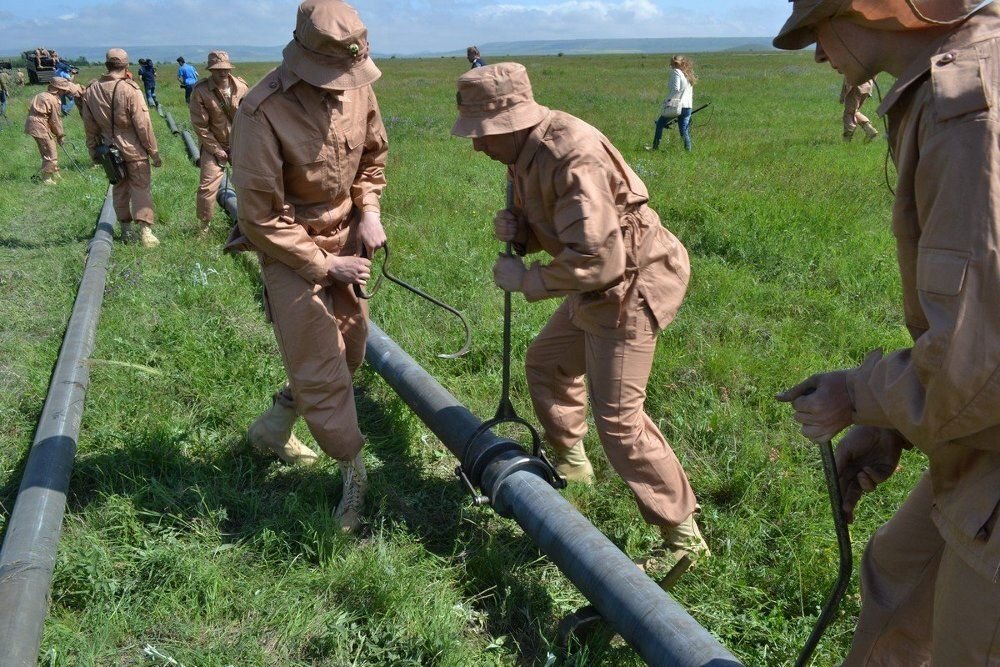 Военные трубопроводчики в Крыму. Фото: vestikavkaza.ru