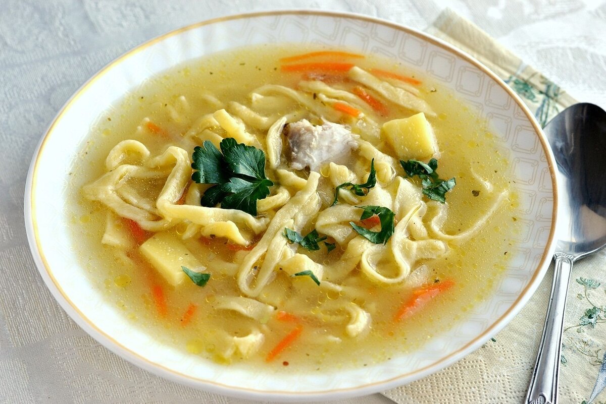Сделать лапшу домашнюю для куриного супа. Суп с макаронными изделиями.
