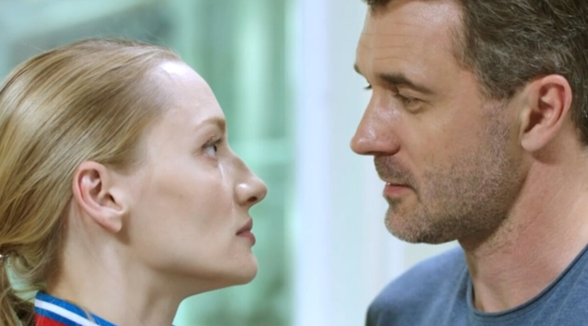 Екатерина Вилкова в роли Веры Лесковой и Павел Трубинер в роли Андрея Никитина. Кадр из кинофильма "Мамы чемпионов", 2018 г., режиссер Сергей Арланов, сценаристы Екатерина Щербатюк, Наргиз Багирзаде, композитор Леонид Ленер. Скриншот кадра для иллюстрации