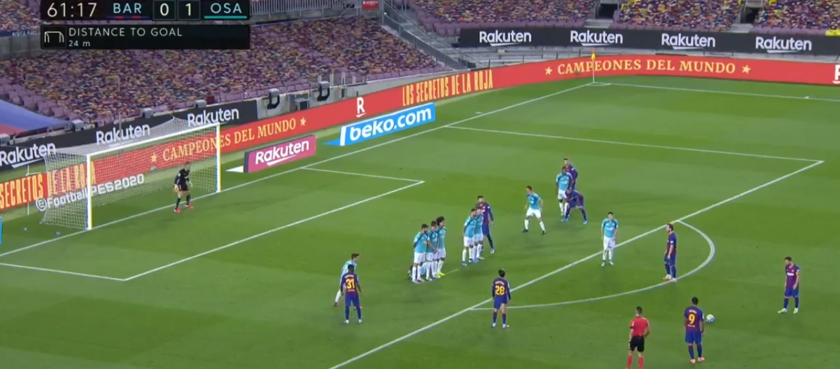 Месси готовится пробить штрафной удар. 