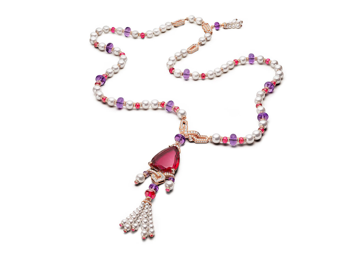  Колье Lady Rubellite из розового золота с белым культивированным жемчугом "Akoya" 97, грушевидным рубеллитом (60,79 кар.), 15 аметистовыми бусинами (99,56 кар.), 31 рубеллитом огранки кабошон (49,26 кар.), 20 фантазийными бриллиантами (0,62 карата) и бриллиантовым паве (10,83 карата)