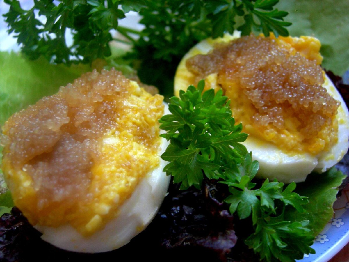 яйца фаршированные икрой сельди и  сыром