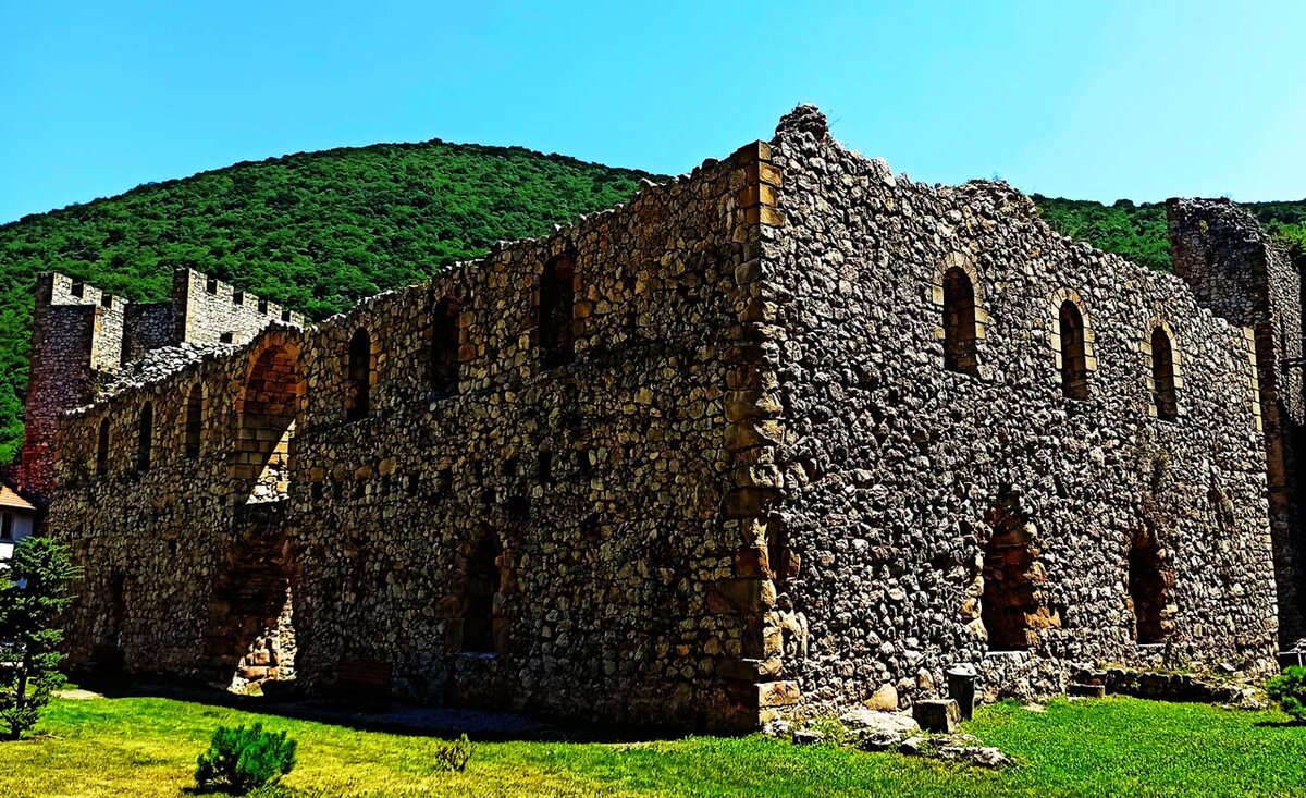 Монастырь Манасия (второе название монастыря - Ресава) расположен на холме у реки Ресава, в нескольких километрах от города Деспотовац и является одним из самых значительных памятников сербской...-2