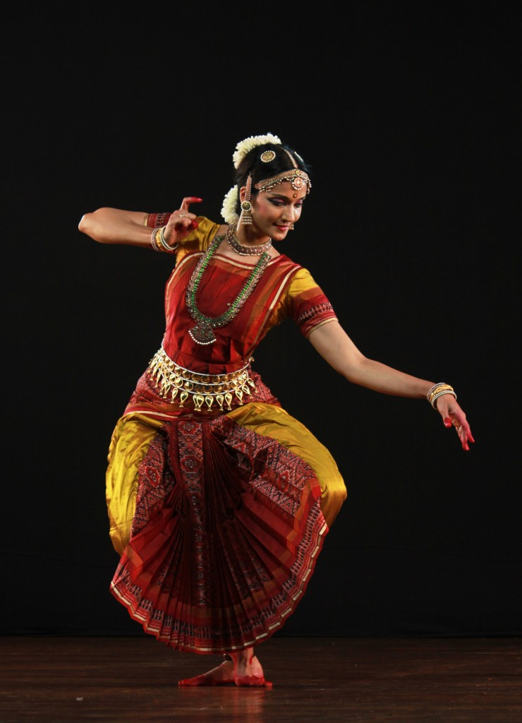 Индийский классический танец бхаратанатьям. Индийский классический танец бхаратанатьям. Танцовщицы бхаратанатьям. Индийский танец бхаратанатьям. Бхаратнатьям индийский танец.