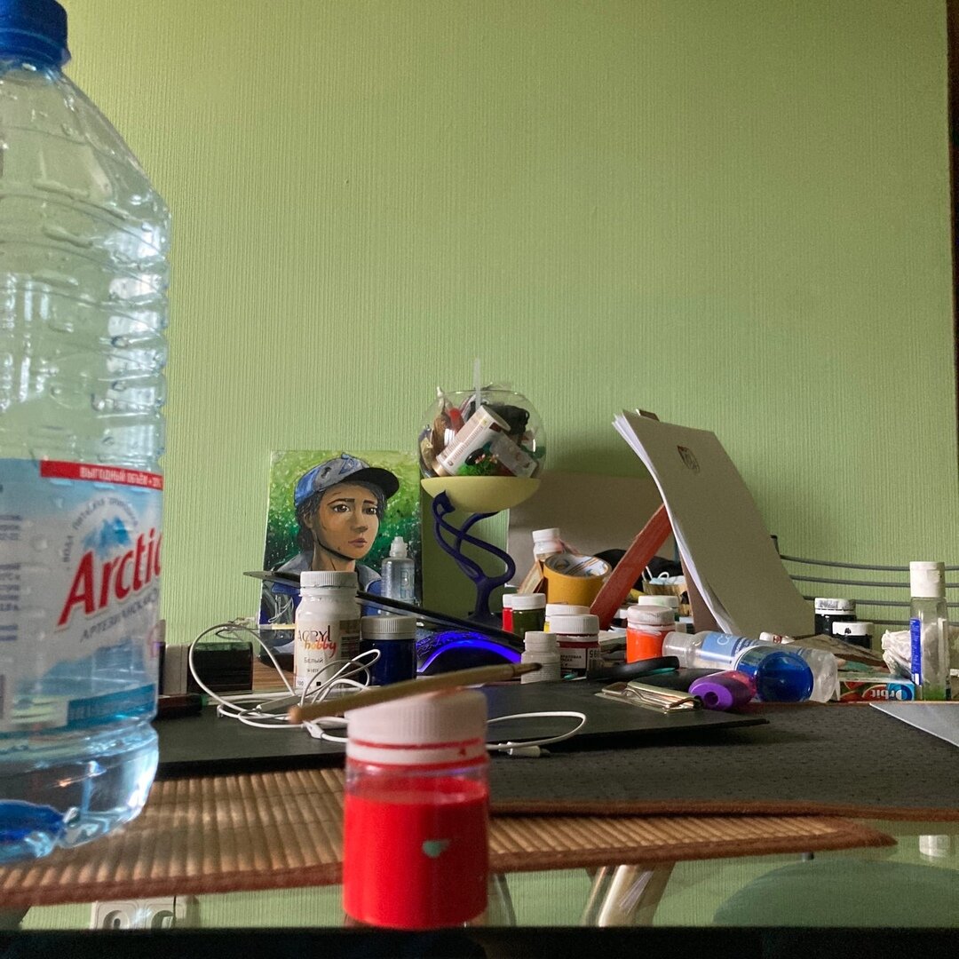 Наш старый обеденный стол давно превратился в мастерскую.