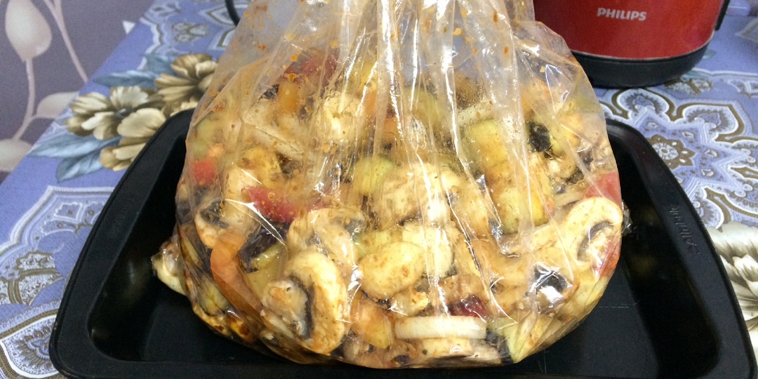 Купила в Пятерочке пакетик "Maggi на второе для сочных запеченных овощей". Приготовила и смотрите что получилось.