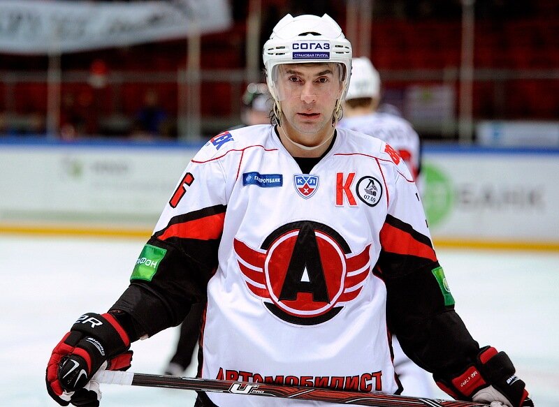 Новейшая история свердловского хоккея началась с 2006 года, когда в Екатеринбурге была вновь создана команда с легендарным названием «Автомобилист».-2