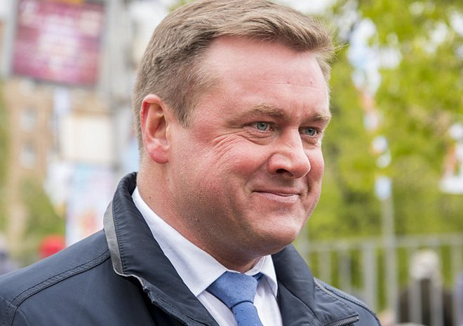 Губернатор, зарабатывающий меньше 13-летней дочери