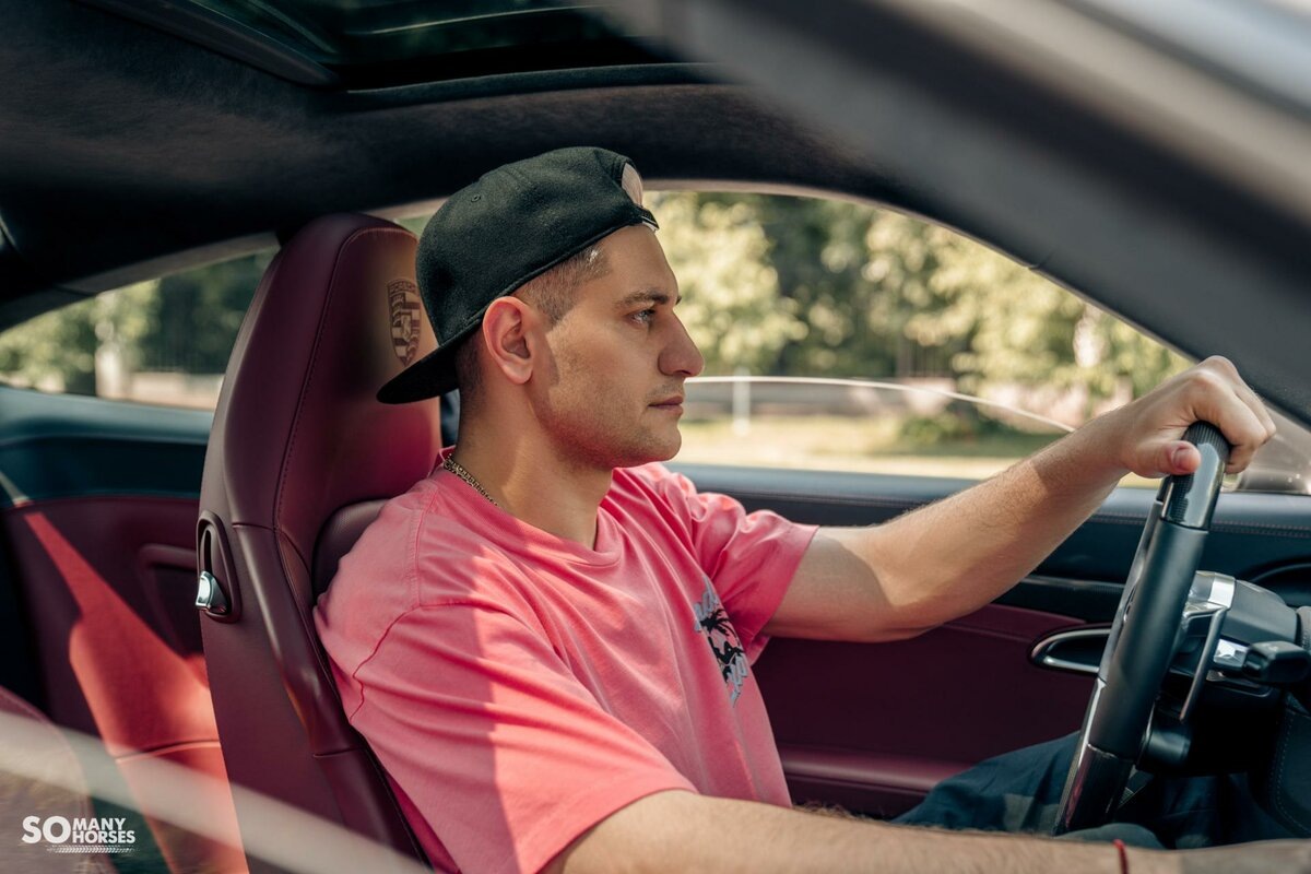 Манукян ведёт какую-то свою очередную машину