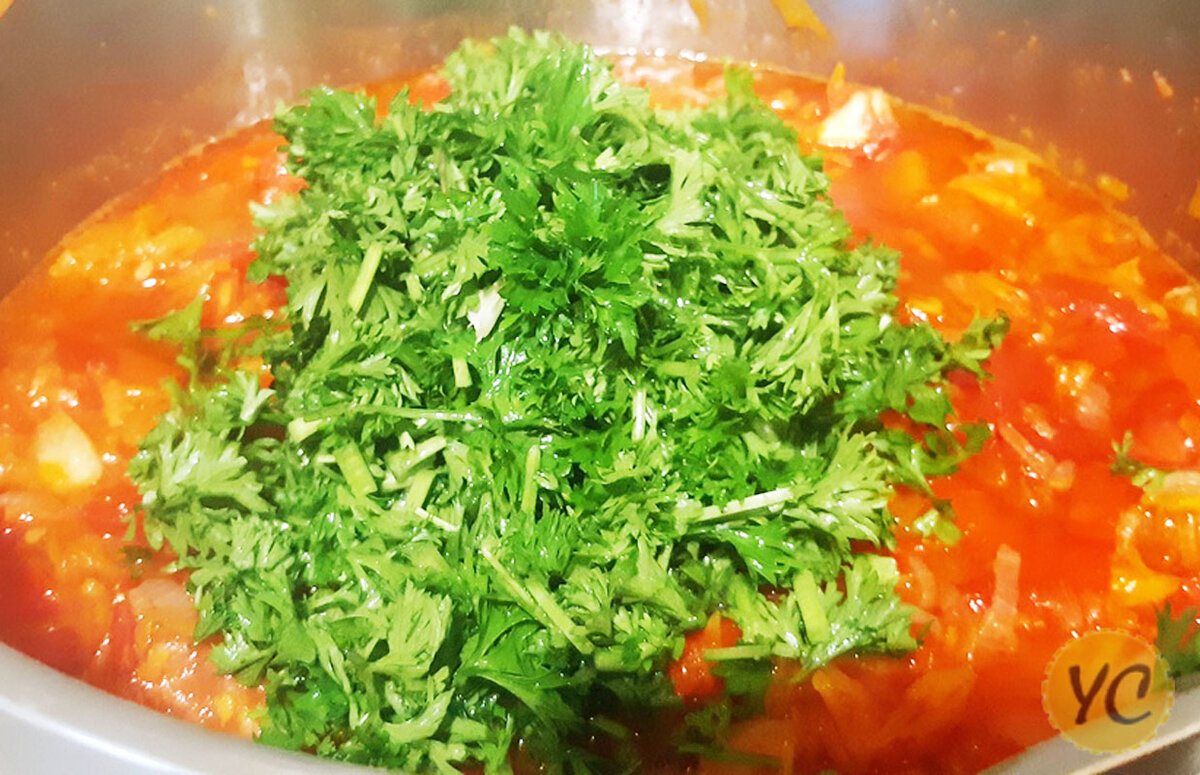 В общем, несколько лет назад рецепт этого необычайно вкусного салата попал в мою копилку. С тех пор я его делаю каждый год. Ем и вспоминаю вкус детства)