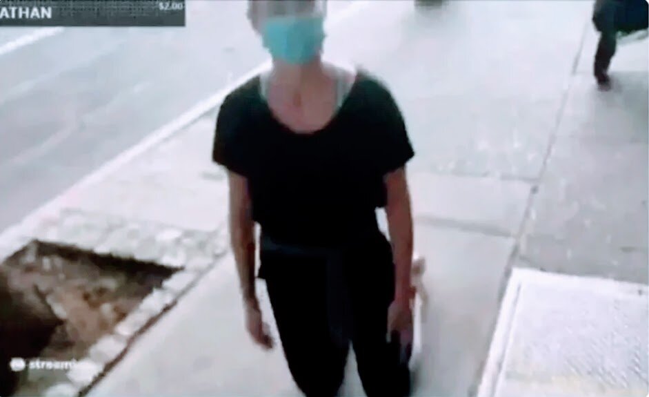 Фото из открытых источников. Белая женщина стоит на коленях.