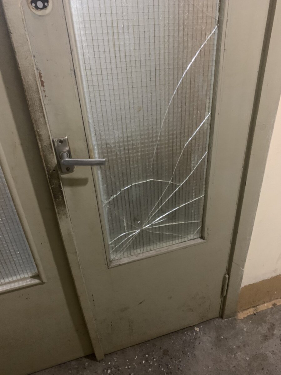 Но к чему тогда такая дверь? Путин виноват?