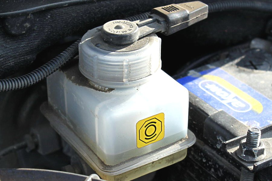 Бачок для тормозной жидкости