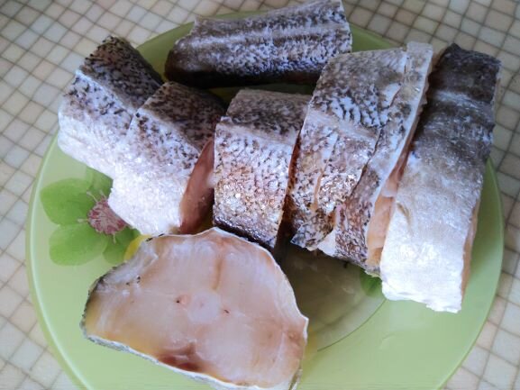 Разрезаем рыбу на порционные кусочки