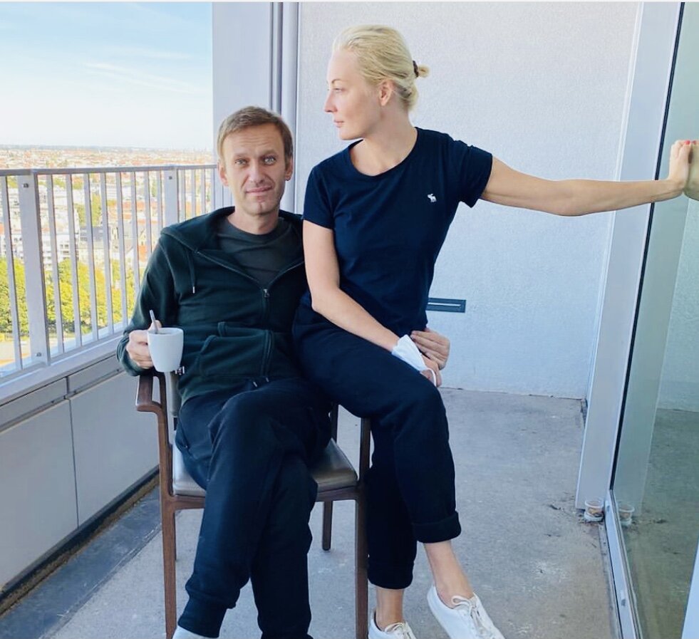 «У нас с Юлей 26 августа была годовщина - 20 лет свадьбы, но я даже рад, что пропустил и могу это написать сегодня, когда знаю о любви немного больше, чем месяц назад.»  Из инстаграм-канала А. Навального.