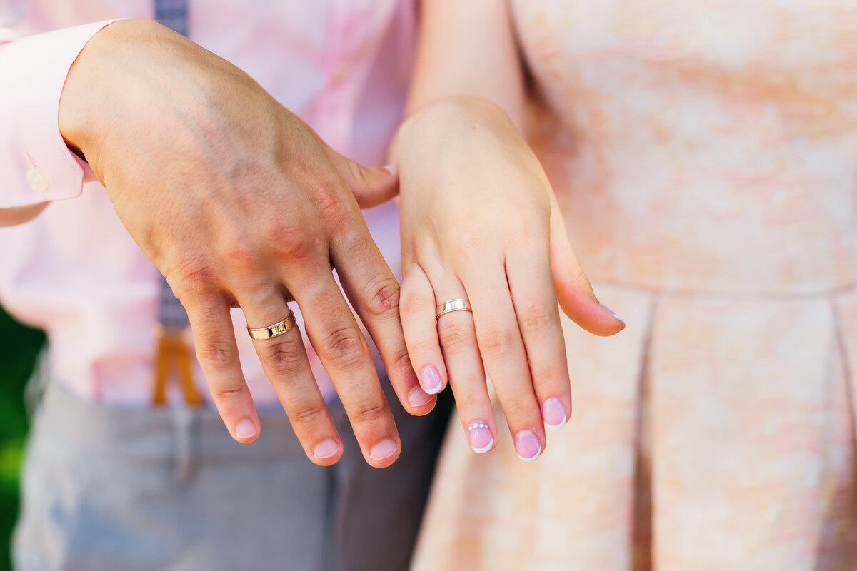 Почему чернеет золотое кольцо на руке. Розовое и белое золото как сочетать на пальцах фото.
