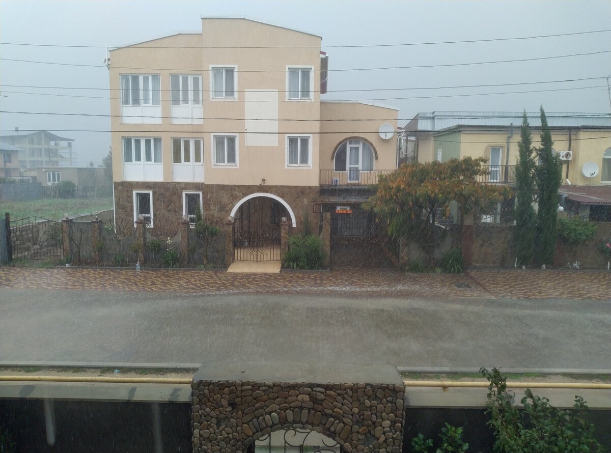 По дороге течет река, водостоки не справляются