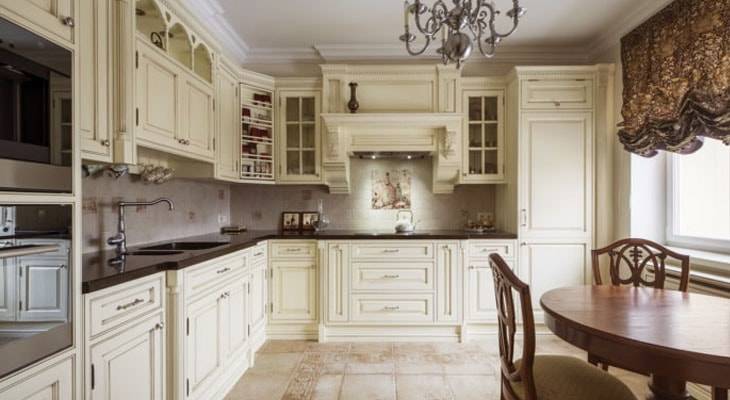 Светлая кухня в английском стиле