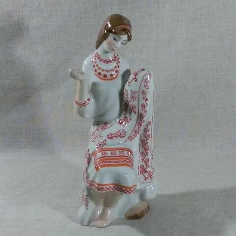 Фото из коллекции автора Скульптура Вышивальщица автор не известен, фарфор, подглазурная роспись 1950г.