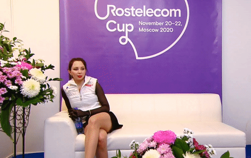 Елизавета Туктамышева и Алёна Косторная в ожидании оценок на этапе Гран-при в Москве (источник - 1tv.ru/sport)