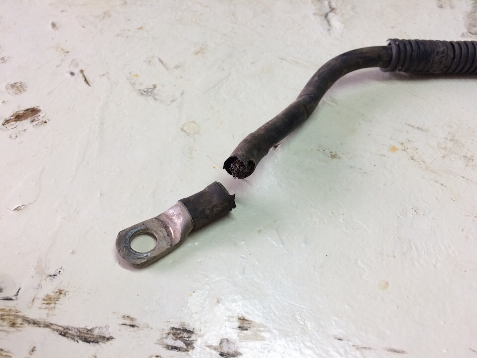 Многие автолюбители не знают, как правильно нужно запускать мотор пусковыми проводами, и рискуют поломкой своего авто