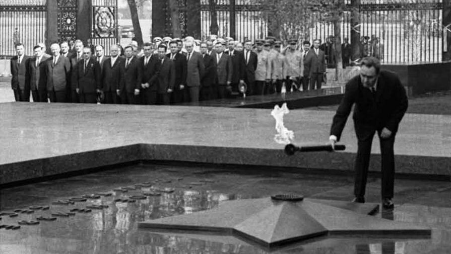 Церемония открытия памятника «Могила Неизвестного солдата» в Александровском саду, 1967 год 
Фото Алексей Стужин/Фотохроника ТАСС