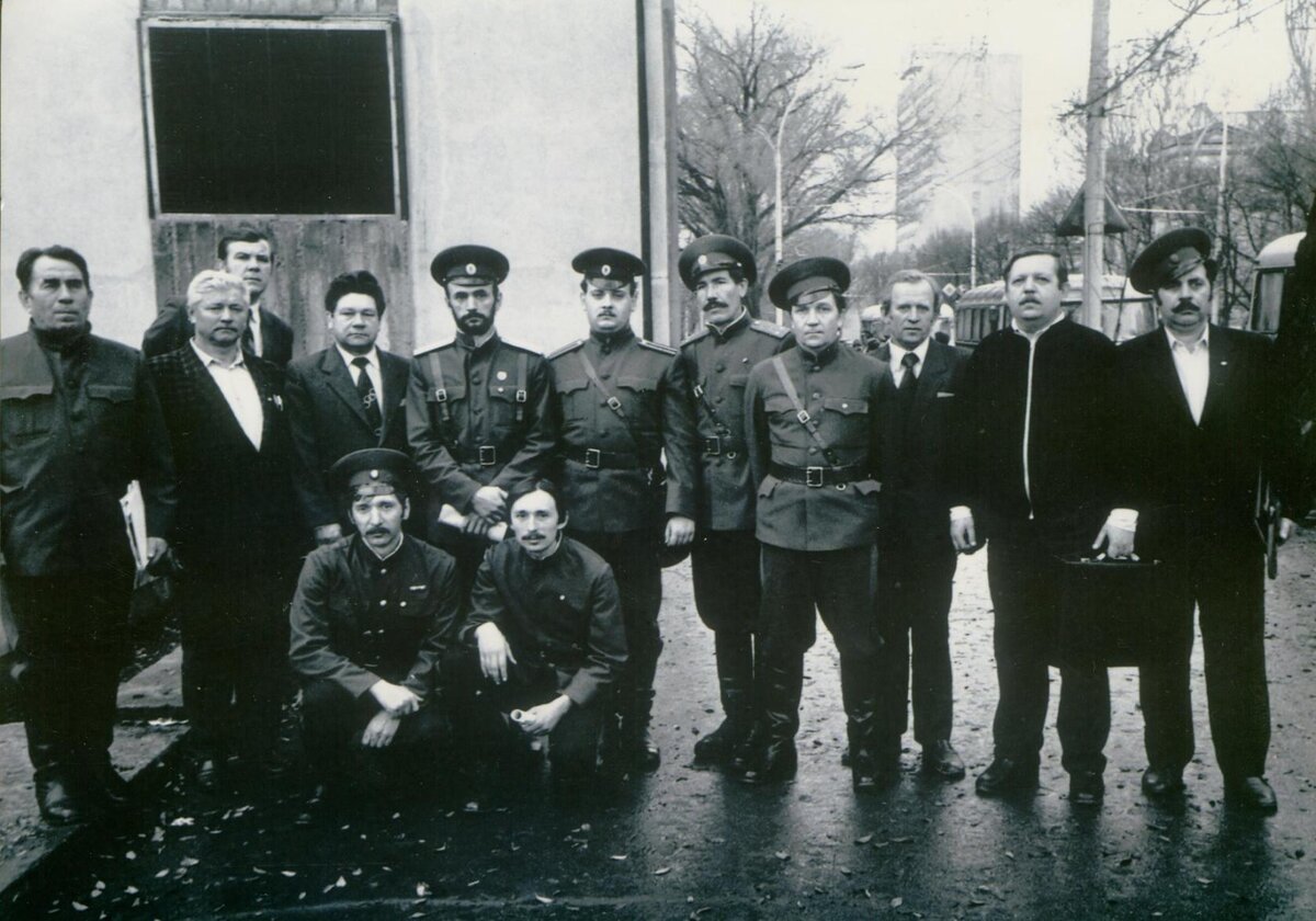 17 ноября 1990 г.  г. Ростов на Дону. У здания Ростовской областной филармонии делегаты съезда донских казаков из Донецкого округа. Фотоархив Жукова Ю.Б.