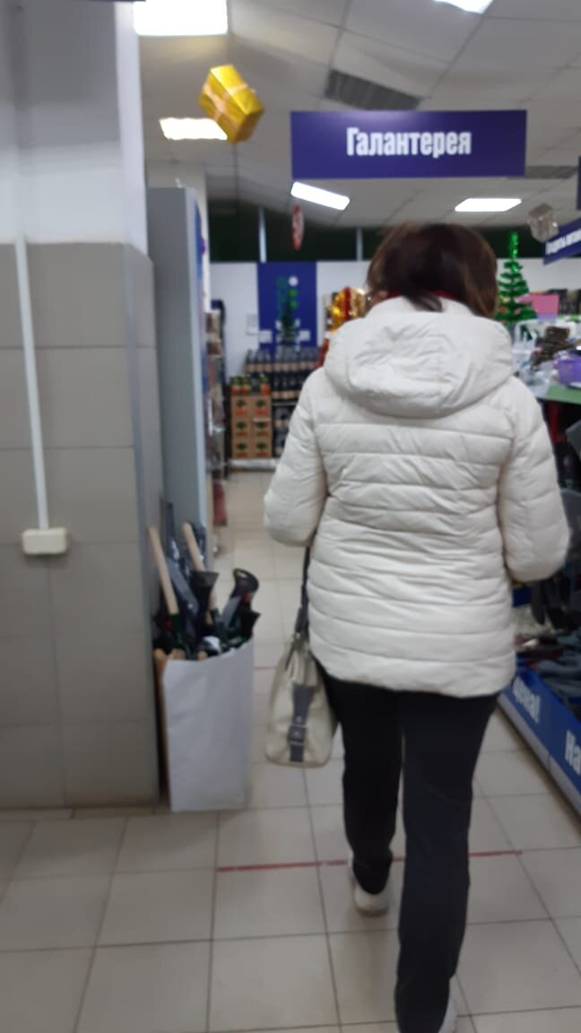 Я собственной персоной. Иду вдоль полок походкой умеренного темперамента....