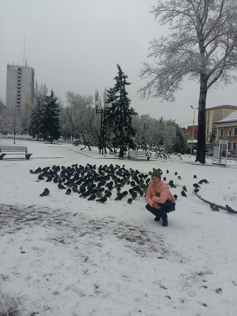 Это фото было сделано 2 года назад перед самым нашим отъездом на севере. Пробраться незамеченной в стан голубей могу!