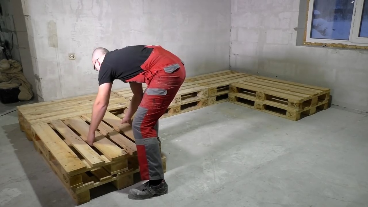 Диван из поддонов.