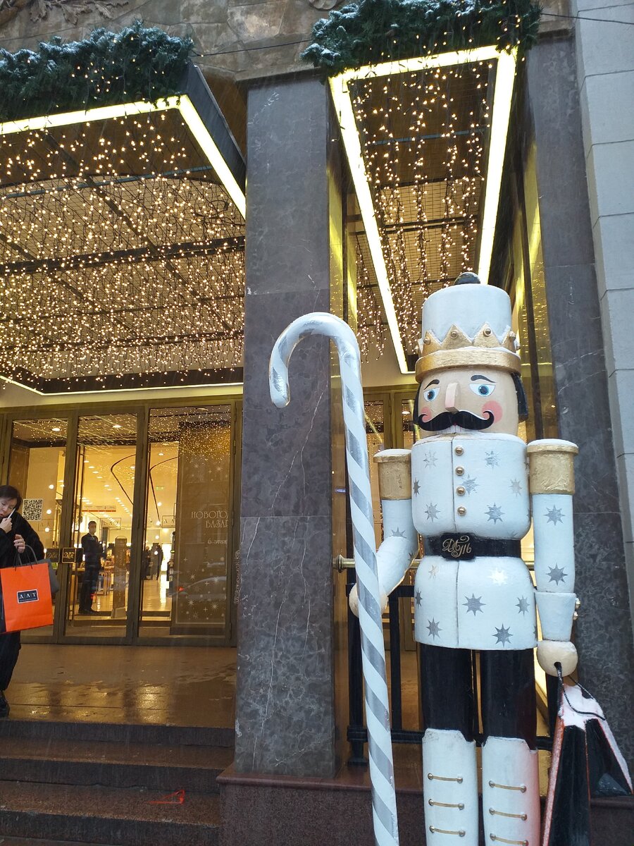 При входе нас встречает вот такой сказочный человечек :)