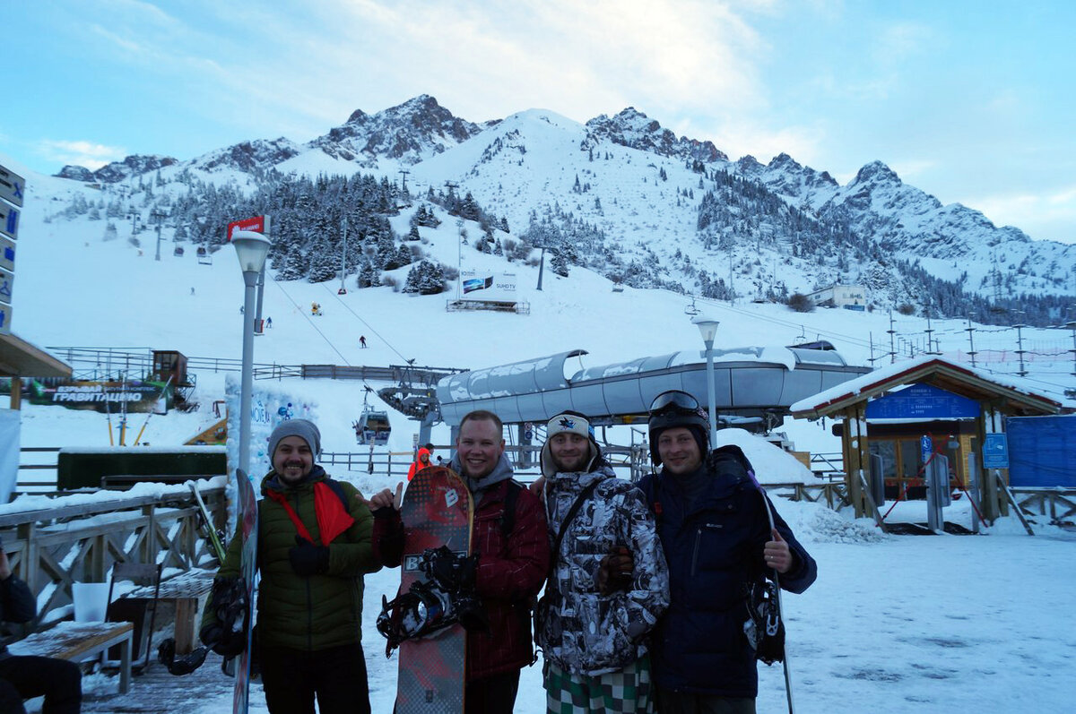 Наша команда на горнолыжном курорте Чимбулак рядом с городом Алматы 