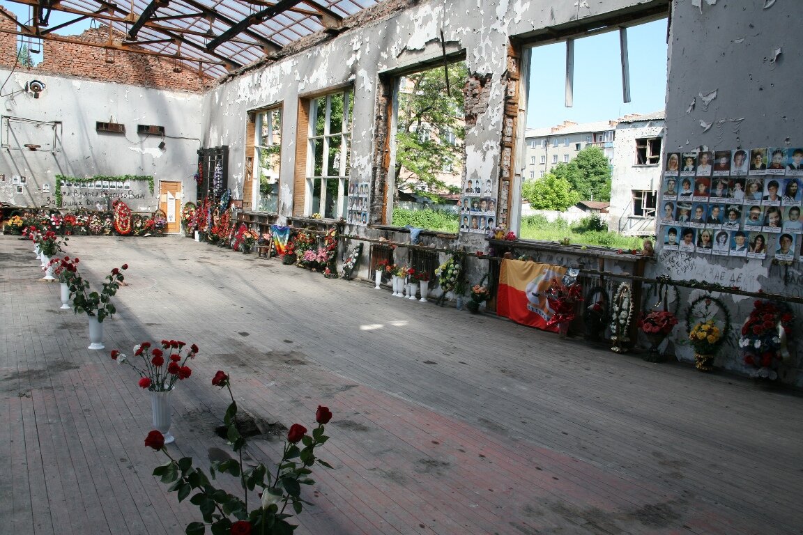 Школа №1, Беслан. После теракта 01-03.09.2004г. Взято на Яндекс.Картинки