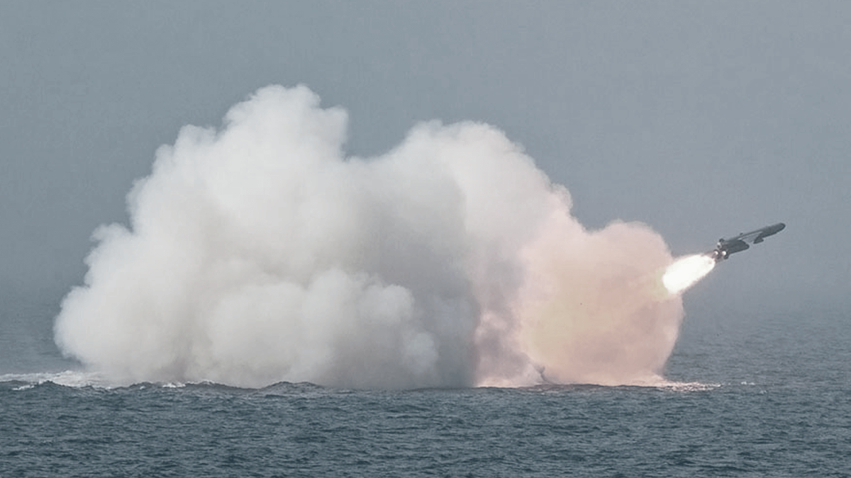 Запуск гиперзвуковой ракеты с российской подводной лодки