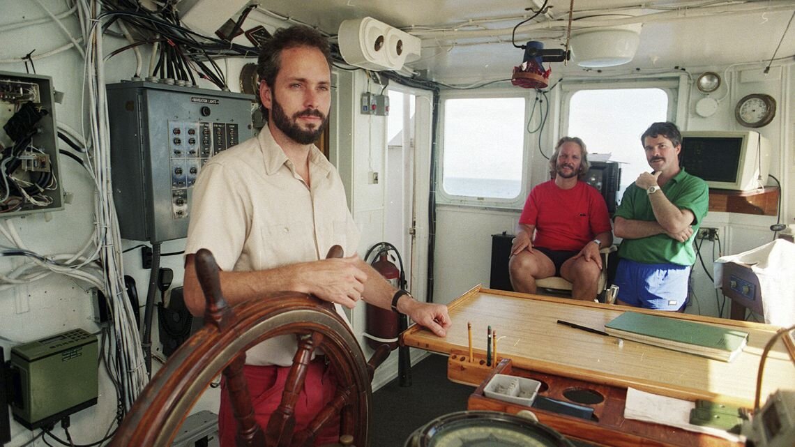 На этой фотографии от 29 августа 1991 г. Томми Томпсон (слева) стоит у руля Arctic Explorer, а Боб Эванс (в центре) и Барри Шатц.  [Фото: ДОРАЛ ЧЕНОВЕТ III | AP]