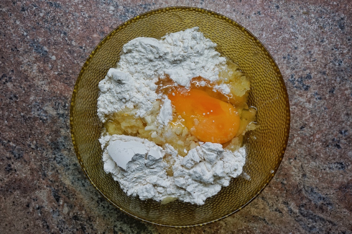 Кабачок натертый с яйцом и под мукой