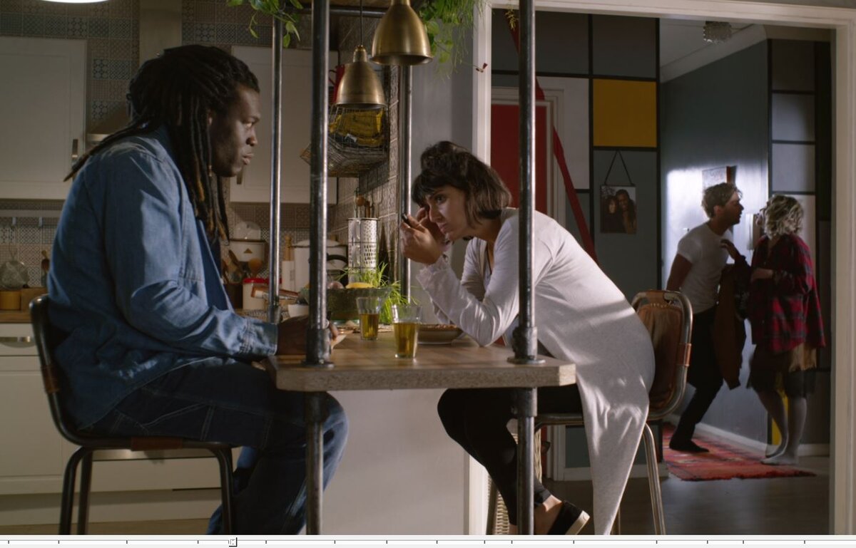 на скрине: Кейт прощается с очередным своим любовником на одну ночь. Причем, она не стесняется приводить любовника - незнакомого парня в дом к людям, которые пускают ее пожить. 