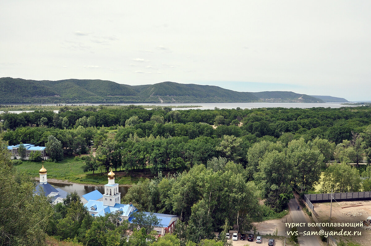 С западной стороны кургана протекает река Курумоч, на её берегу построена церковь иконы Неупиваемая Чаша. Фото 14.06.2019.