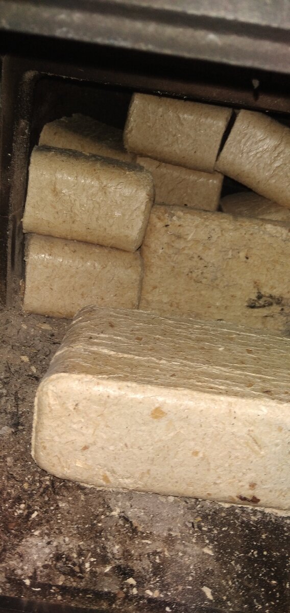 Закладка топливных брикетов в печь